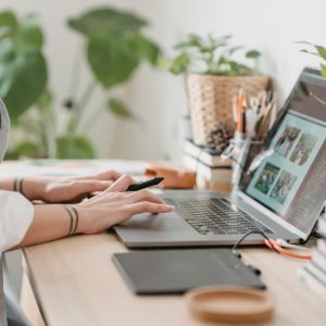 žena na laptopu web stranica
