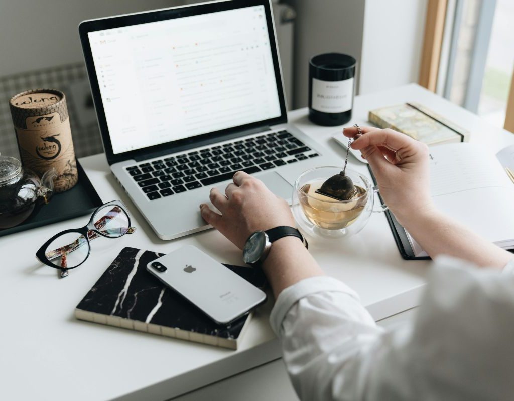 Žena za laptopom koja piše newsletter