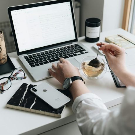 Žena za laptopom koja piše newsletter